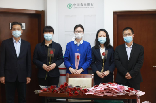 連心物業(yè)駐德州農行項目開(kāi)展“三八婦女節獻花送祝?！敝黝}活動(dòng)